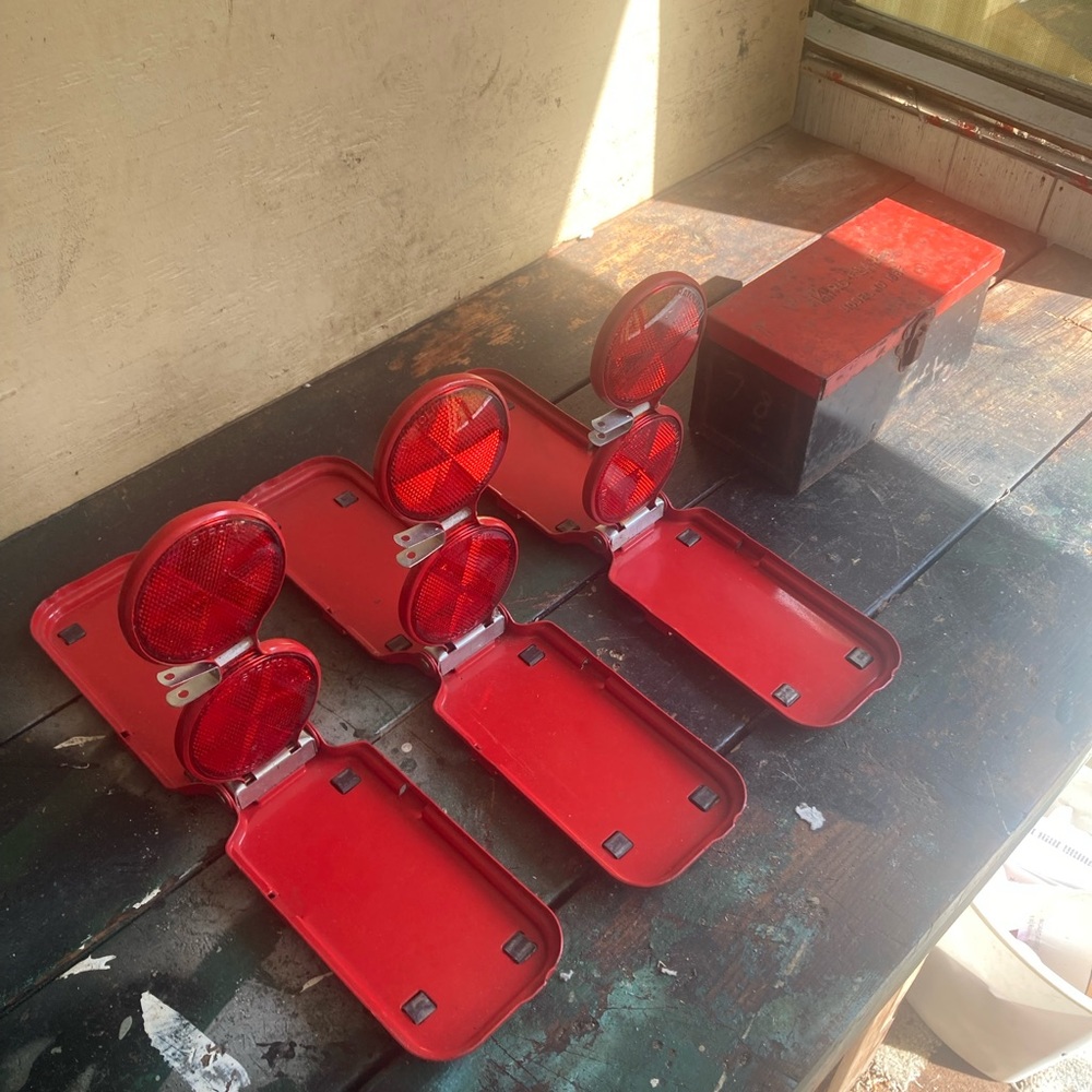MIRO-FLARE Automotive distress signal kit.
